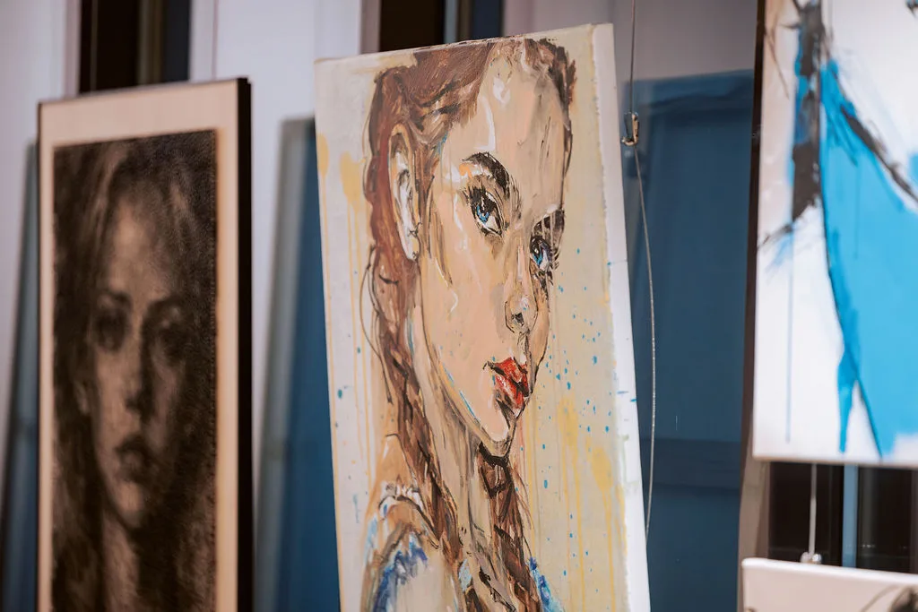 Fadenbild und Acrylgemälde in der Ausstellung